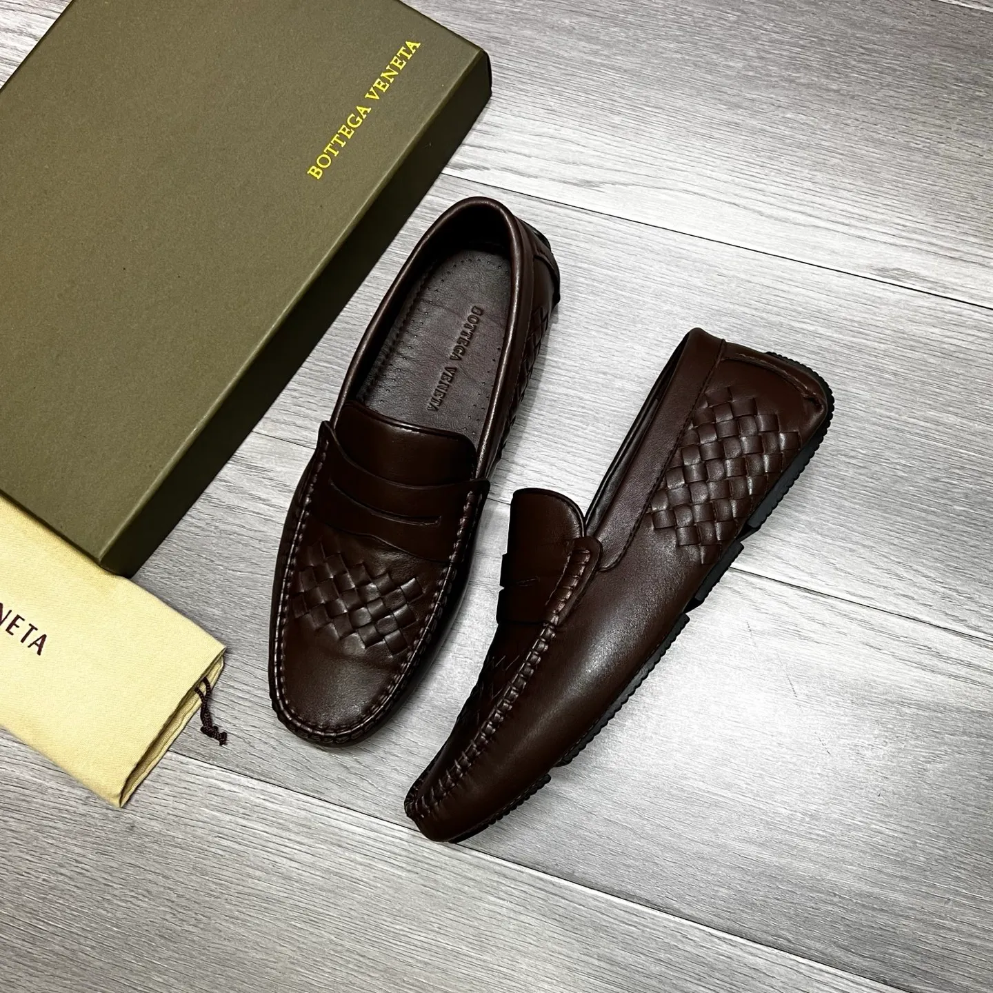 Factory price 480 BV〰️Purely handmade classic men's beanie shoes👉👉driving shoes, slip-on shoes, woven with cowhide imported from Italy, 💕water-dyed cowhide lining, 🔊original outsole, waterproof platform design, comfortable on the feet. A good choice for traveling and driving, two colors available, code number: 38-44, (45 can be customized)